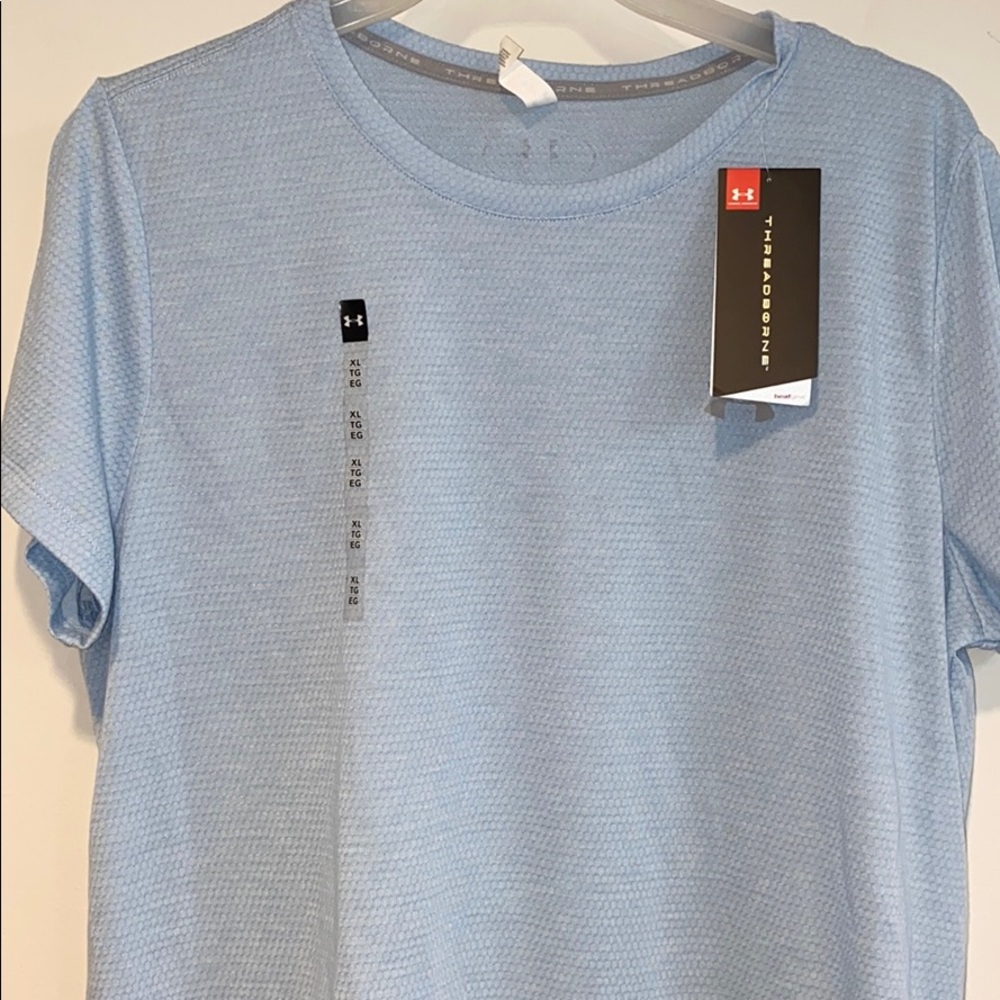 Under Armour Women’s light weight tee NWT